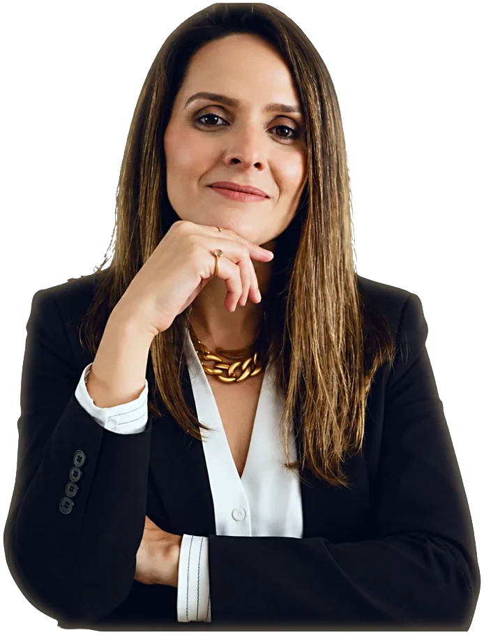 Dra. Gislaine Porto, de blazer preto, com a mão no queixo